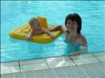 s mámou v bazénu,tam to bylo žužo,voda měla skoro 30 st:-)